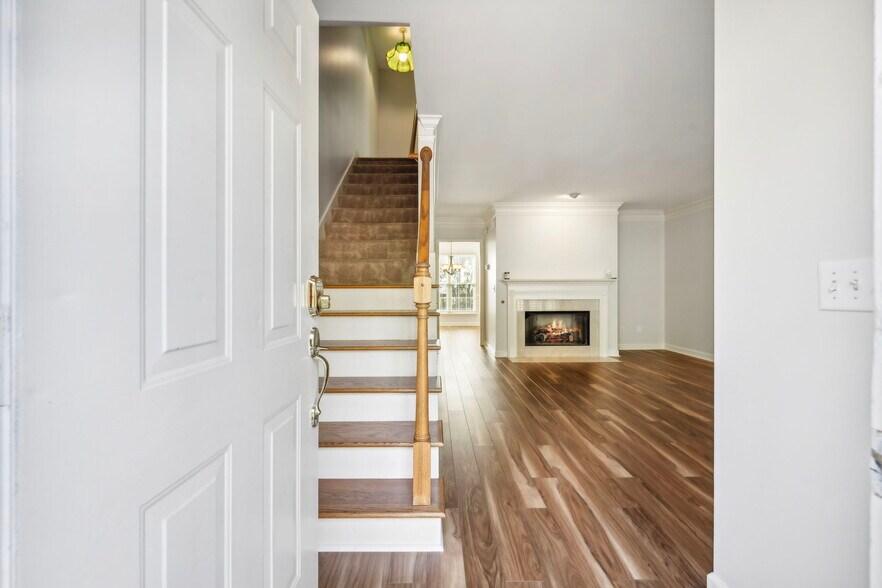 Wood shutters and blinds throughout - 1614 Brentwood Pointe