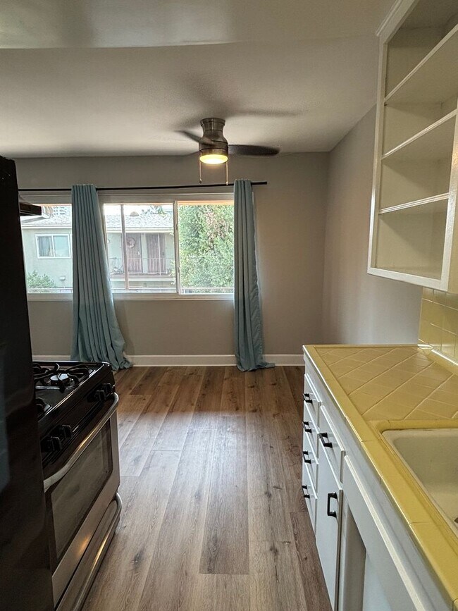 Building Photo - 1 Bedroom available now!