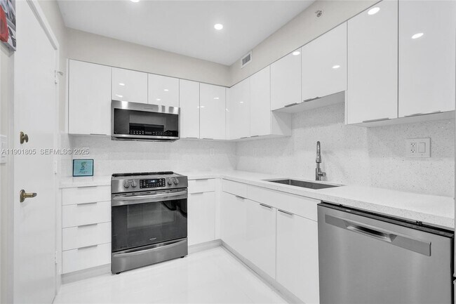 Building Photo - 2501 S Ocean Dr