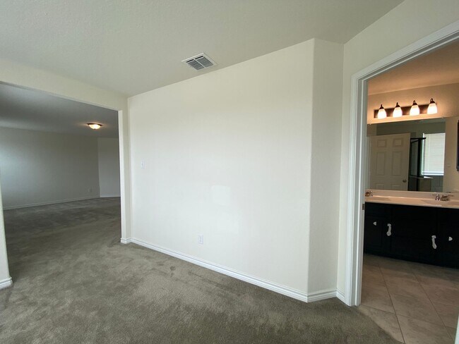Building Photo - EDGEBROOK