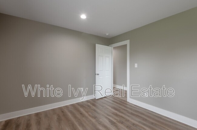 Building Photo - 250 N Shady Oaks Dr