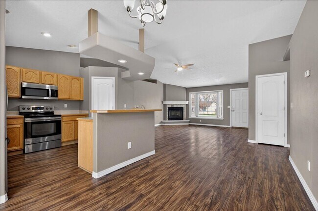 Building Photo - GREAT LOCATION - 3bd/2ba Home w/Room to Park Your Toys!