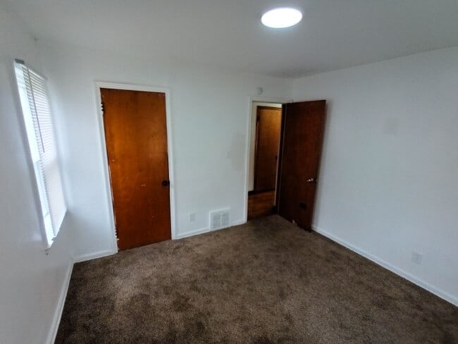 Building Photo - 3 bedroom 1.5 bath brick bungalow - AVAILA...