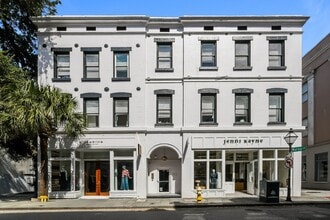 Building Photo - First month free ~ 1 bed / 1 bath on King ...