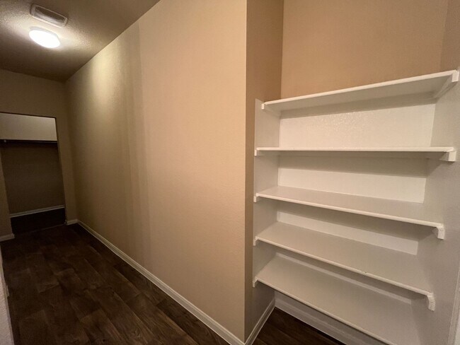 Building Photo - Perfect 3/2.5 - Tall Ceilings and in Immac...