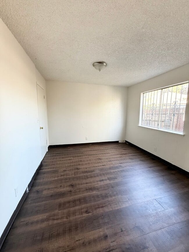 Building Photo - 3308 E Olive Ave