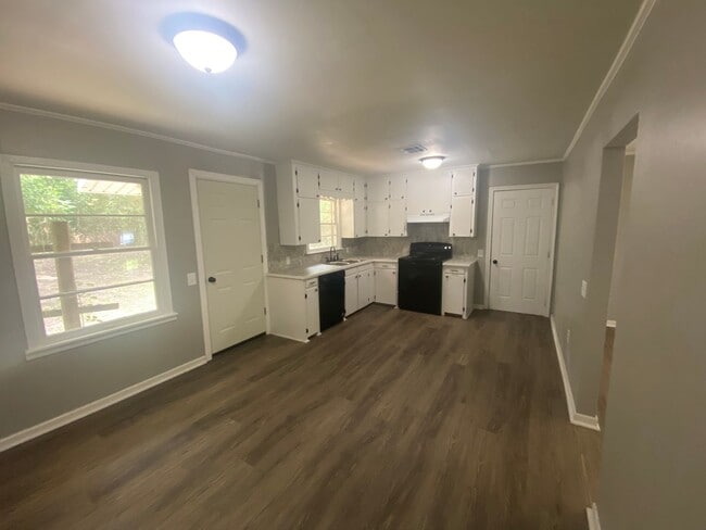 Building Photo - Newly Remodeled!