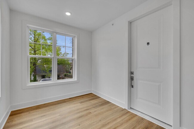 Building Photo - 423C Veritas St