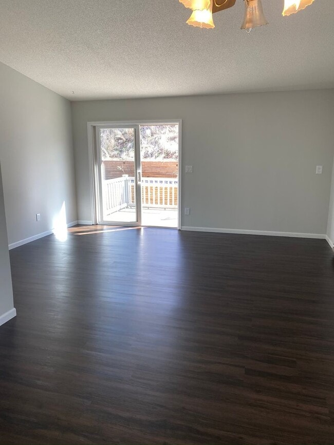 Building Photo - 3 BEDROOM | 2 BATH | DOUBLE GARAGE | WEST