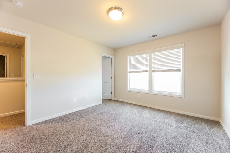 Building Photo - 332 White Peach Wy