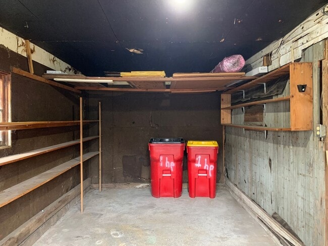Building Photo - Charming single-family home just a short w...