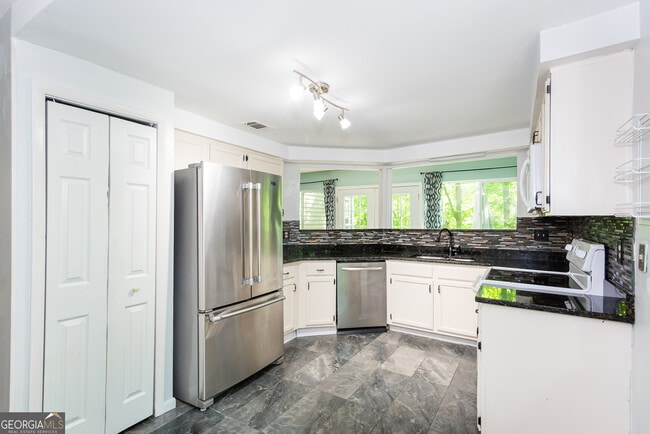 Building Photo - 46 Dunwoody Springs Dr