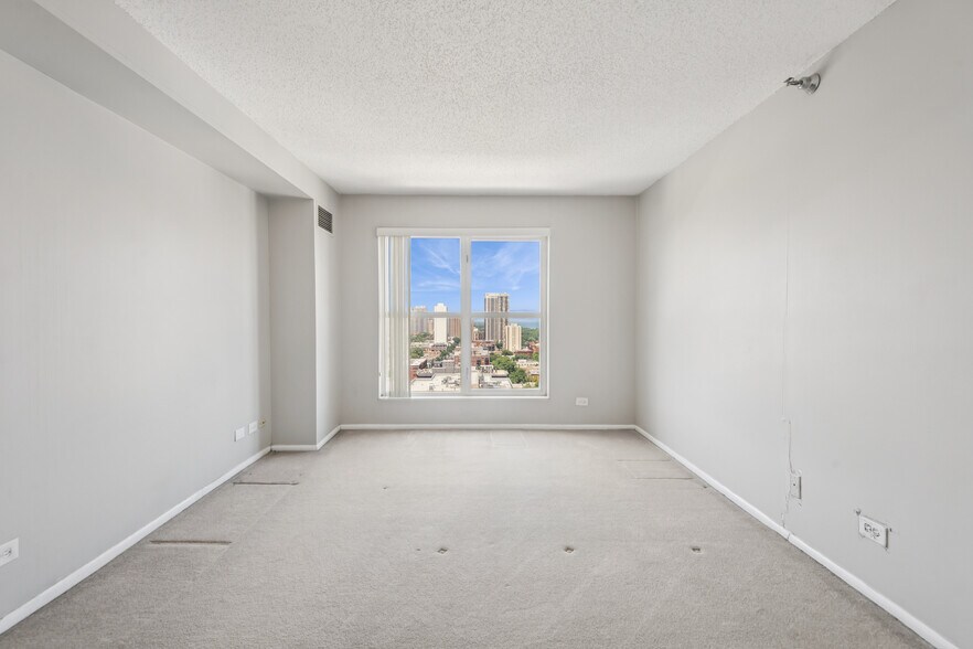 Building Photo - 1212 N La Salle Dr