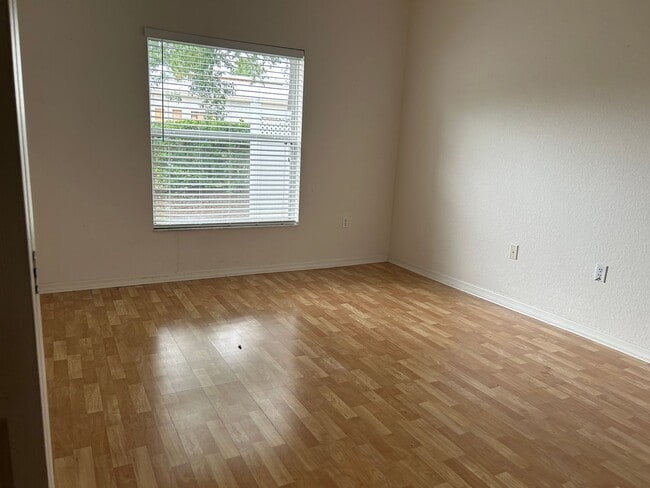 Building Photo - Charming 2 bedroom/ 2 bath condo