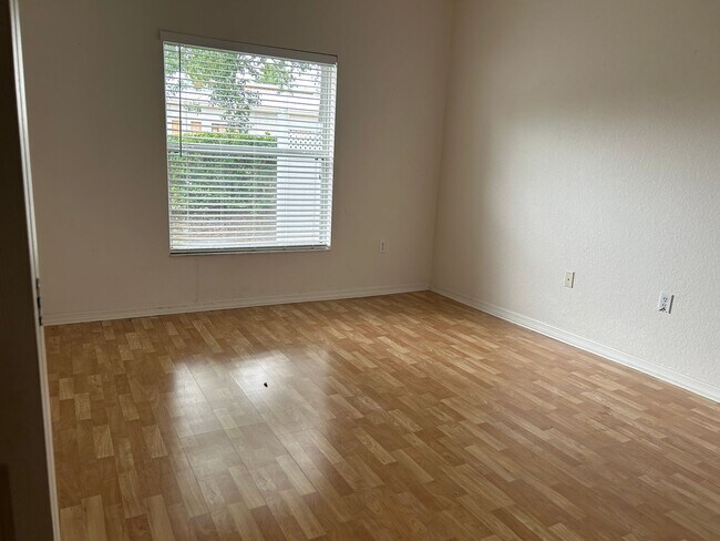 Building Photo - Executive 2 bedroom/ 2 bath condo
