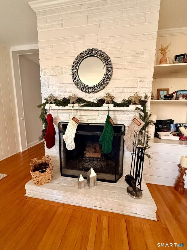 Building Photo - 12 Belaire Dr