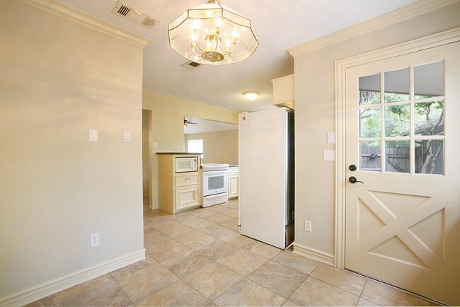 Building Photo - 12029 Acorn Oak St