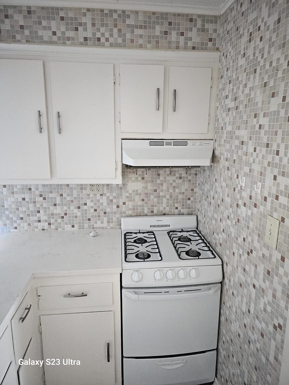 Kitchen - 302 Wallington Ave