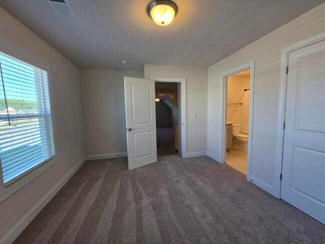 Building Photo - 3360 Rustic Dr