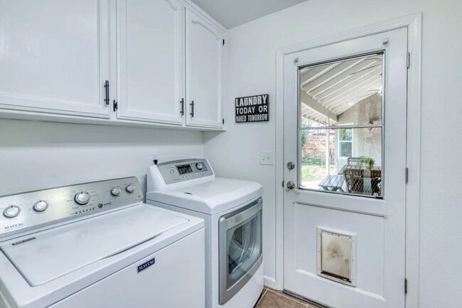 Building Photo - 8476 N Del Mar Ave