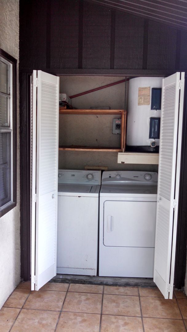 Building Photo - Charming 2 Bedroom 2 Bath Condo (Mirror Lake Condominiums)