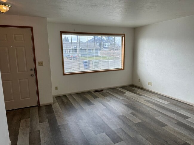 Building Photo - Cute 3-bedroom, 1-bathroom house in Springfield!