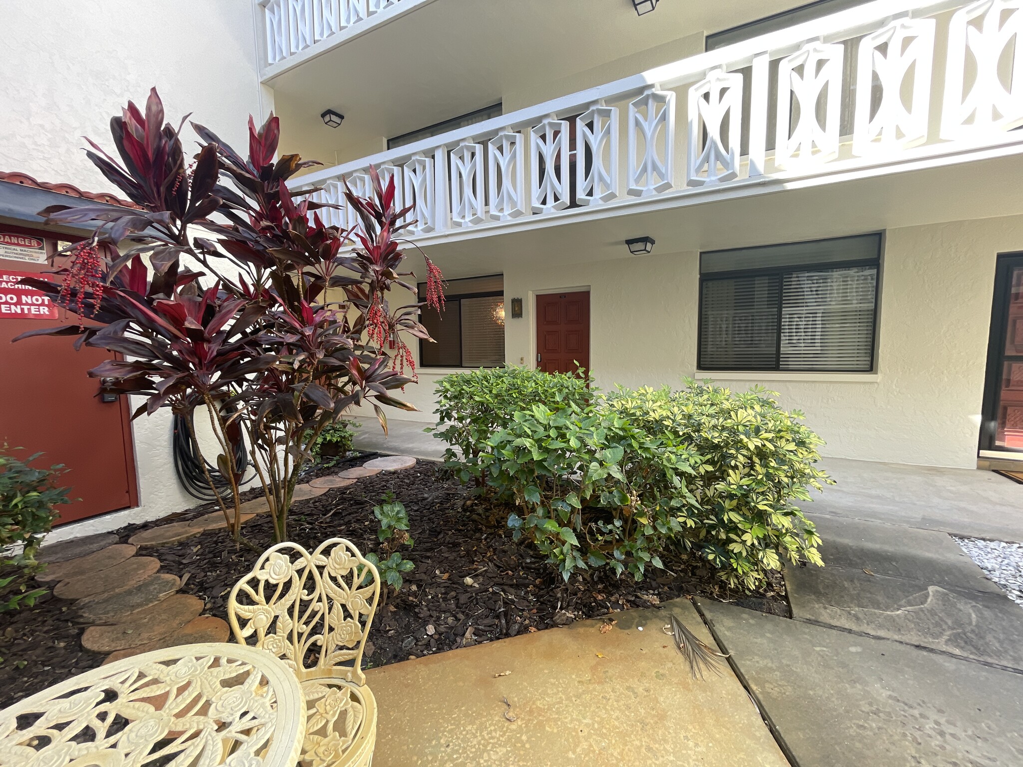 Front door opens onto tropical courtyard - 2612 Pearce Dr