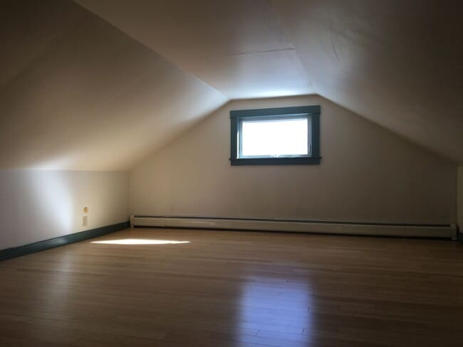 Building Photo - Lovely Single-Family 3BR Home in Vergennes...