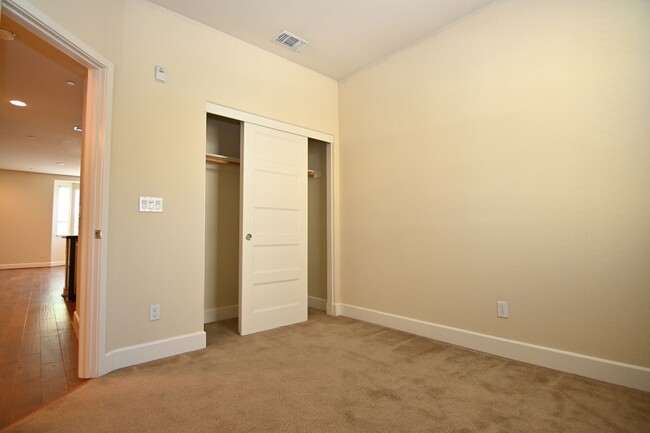 Building Photo - Tralee Village-Tri-Level Townhome, Modern ...