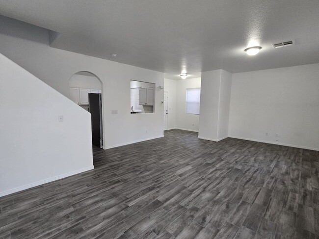 Building Photo - FULLY REMODELED Gorgeous Inside!