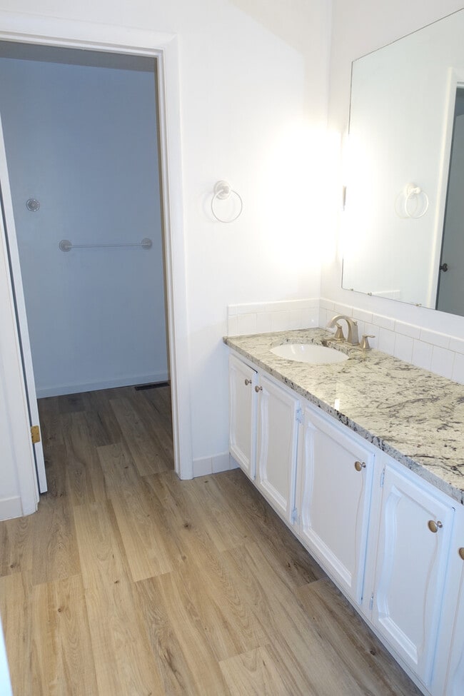 Building Photo - Updated Condo in Park-Like Setting