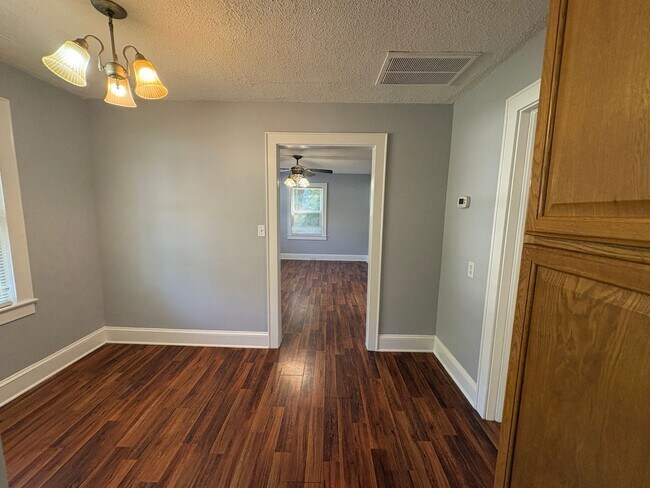 Building Photo - Charming 2 Bedroom home in Ashley Park