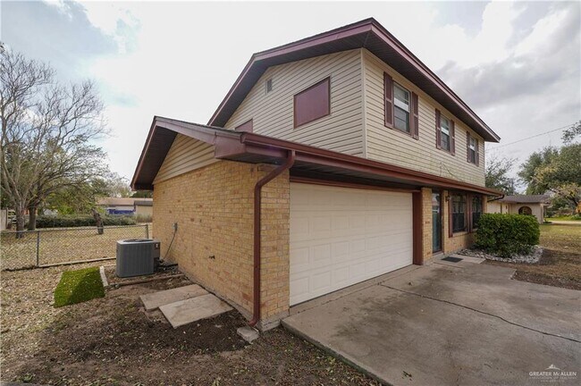 Building Photo - 204 E Gomez Dr