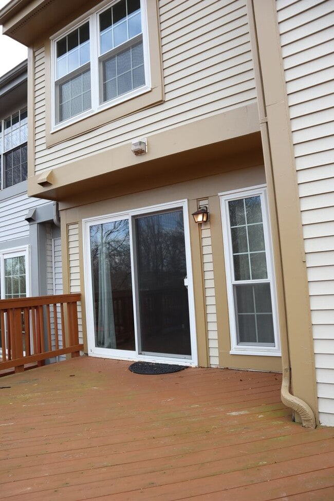 Building Photo - Charming Townhome Nestled in a Private Cul...