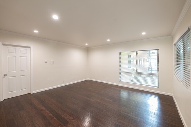 Building Photo - 1222 W. 39th