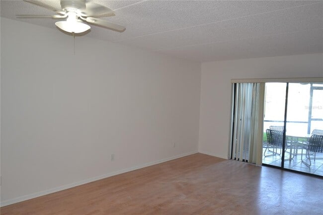 Building Photo - 209 Woodlake Wynde