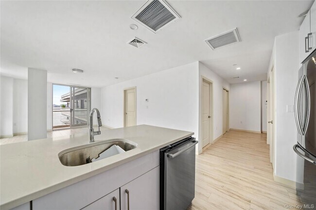 Building Photo - 109-09 15th Ave