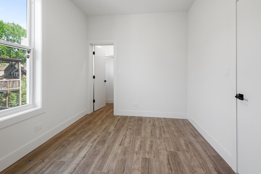 Building Photo - 1921 W Summerdale Ave