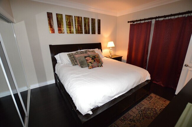 Building Photo - Meridian Luxury 1 Bed | 1 Bath Furnished C...