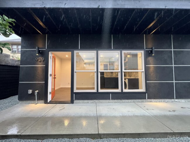 Building Photo - 939 26th St