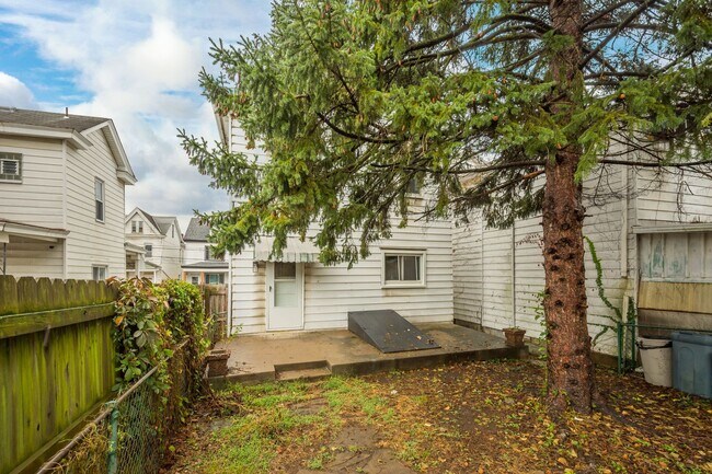 Building Photo - Stunning 3 bedroom home in Pittsburgh avai...