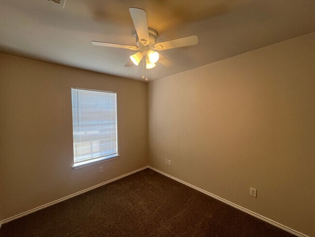 Building Photo - 5811 Golf Bend