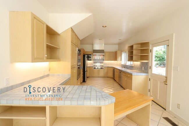 Building Photo - Traditional Six Bedroom Home with Exceptional SF Bay Views with In Law Unit