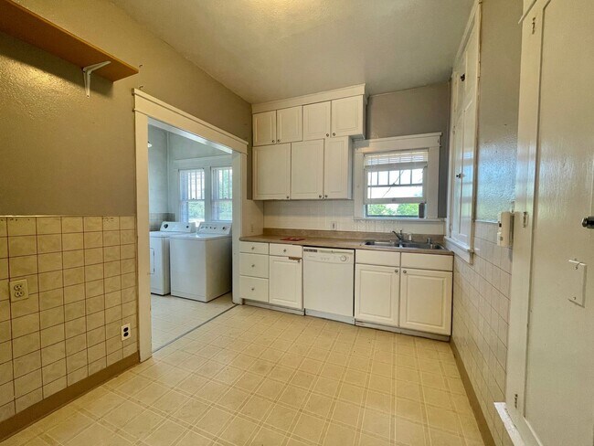 Building Photo - 3-4 Bed standalone