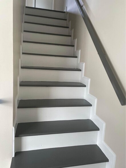 Building Photo - 3201 Crestwood Dr