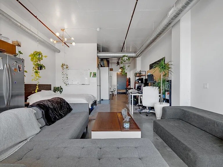 Building Photo - 510 S Hewitt St