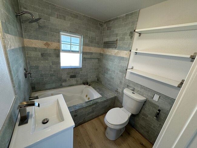 Bathroom - 1604 Mackay Ln