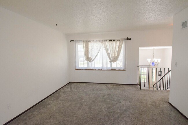Building Photo - Spacious 2BR Twin Home with In-Unit Laundry