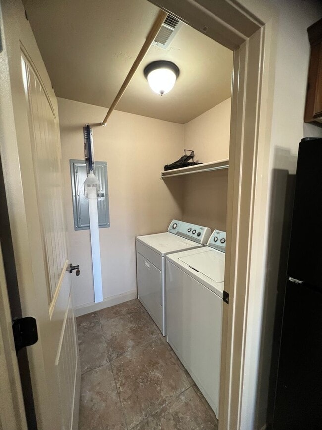 Building Photo - Looks Almost Brand New Townhome!