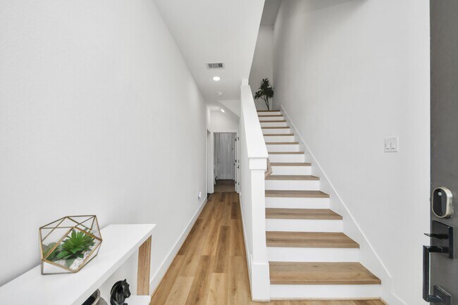 Building Photo - 3004 Holman St